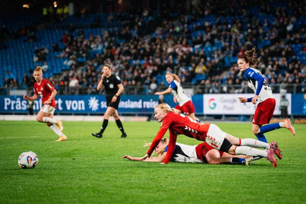 Google Pixel Frauen Bundesliga Hamburger SV vs 1 FC Köln, 08 12 2025 Anna Gerhardt 1 FC Köln, 21 fouls Svea Stoldt Hamburger SV, 8 Soccer, Google Pixel Frauen Bundesliga, 12 Matchday Hamburger SV vs 1 FC Köln on 08 12 2025 at Volksparkstadion, Hamburg DFB REGULATIONS PROHIBIT ANY USE OF PHOTOGRAPHS AS IMAGE SEQUENCES AND OR QUASI VIDEO Copyright: xBEAUTIFULxSPORTS Tonhäuserx