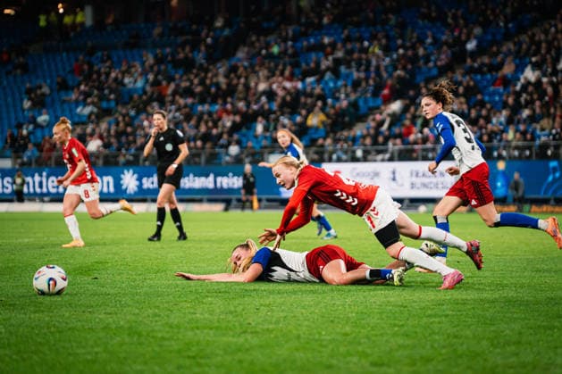 Google Pixel Frauen Bundesliga Hamburger SV vs 1 FC Köln, 08 12 2025 Anna Gerhardt 1 FC Köln, 21 fouls Svea Stoldt Hamburger SV, 8 Soccer, Google Pixel Frauen Bundesliga, 12 Matchday Hamburger SV vs 1 FC Köln on 08 12 2025 at Volksparkstadion, Hamburg DFB REGULATIONS PROHIBIT ANY USE OF PHOTOGRAPHS AS IMAGE SEQUENCES AND OR QUASI VIDEO Copyright: xBEAUTIFULxSPORTS Tonhäuserx
