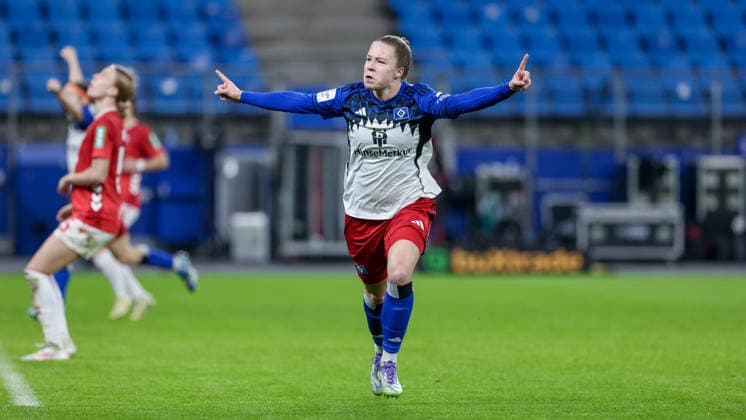 Goalscorer Christin Meyer Hamburger SV, 16 with goal celebration, cheering, jubilant, optimistic, game scene, highlight, joy about the goal to 1 2, THE DFB REGULATIONS PROHIBIT ANY USE OF PHOTOGRAPHS AS IMAGE SEQUENCES AND OR QUASI VIDEO , 08 12 2025, Hamburg Germany , Football, Google Pixel Womens Bundesliga, Hamburger SV 1 FC Köln xobx