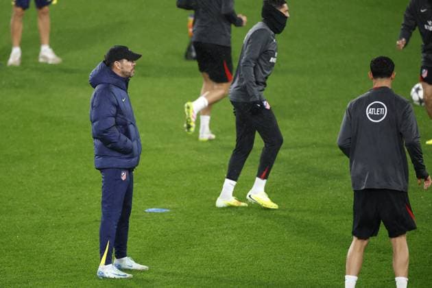 EINDHOVEN - Coach Diego Simeone of Club Atletico de Madrid during a training session prior to the UEFA Champions League match between PSV Eindhoven and AtlÃ tico Madrid at the Phillips Stadium on December 8, 2025, in Eindhoven, Netherlands. ANP MAURICE VAN STEEN xVIxANPxSportx xxANPxIVx 544311432 originalFilename: 544311432.jpg
