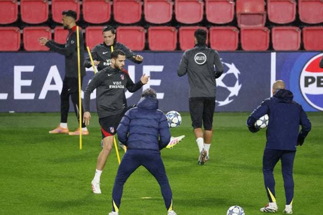 EINDHOVEN - David Hancko of Club Atletico de Madrid during a training session prior to the UEFA Champions League match between PSV Eindhoven and AtlÃ tico Madrid at the Phillips Stadium on December 8, 2025, in Eindhoven, Netherlands. ANP MAURICE VAN STEEN xVIxANPxSportx xxANPxIVx 544312718 originalFilename: 544312718.jpg