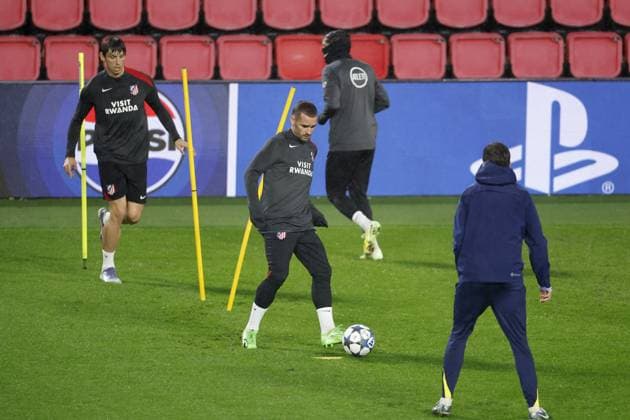 EINDHOVEN (L-R) Robin Le Normand of Club Atletico de Madrid and Antoine Griezmann of Club Atletico de Madrid during a training session before the UEFA Champions League match between PSV Eindhoven and AtlÃ tico Madrid at the Phillips Stadium on December 8, 2025, in Eindhoven, Netherlands. ANP MAURICE VAN STEEN xVIxANPxSportx xxANPxIVx 544312828 originalFilename: 544312828.jpg