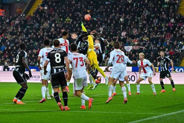 CALCIO - Serie A - Udinese Calcio vs Genoa CFC Genoa s Nicola Leali saves the ball during Udinese Calcio vs Genoa CFC, Italian soccer Serie A match in Udine, Italy, December 08 2025 Udine Italy  Copyright: xIPAxSport ABACAx