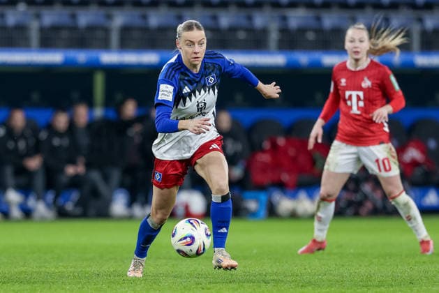 Sophie Hillebrand Hamburger SV, 22 on the ball, single image, full body, action, action scene, THE DFB GUIDELINES PROHIBIT ANY USE OF PHOTOGRAPHS AS IMAGE SEQUENCES AND OR QUASI VIDEO, 08 12 2025, Hamburg Germany , Football, Google Pixel Women Bundesliga, Hamburger SV 1 FC Köln xobx