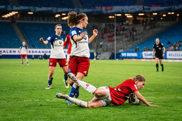 Google Pixel Womens Bundesliga Hamburger SV vs 1 FC Köln, 08 12 2025 Melanie Brunnthaler Hamburger SV, 11 vs Celina Degen 1 FC Köln, 5 Soccer, Google Pixel Womens Bundesliga, 12 Matchday Hamburger SV vs 1 FC Köln on 08 12 2025 at Volksparkstadion, Hamburg DFB REGULATIONS PROHIBIT ANY USE OF PHOTOGRAPHS AS IMAGE SEQUENCES AND OR QUASI VIDEO Copyright: xBEAUTIFULxSPORTS Tonhäuserx