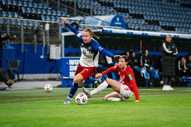 Google Pixel Womens Bundesliga Hamburger SV vs 1 FC Köln, 08 12 2025 Christin Meyer Hamburger SV, 16 is fouled by Sara Agrež 1 FC Köln, 4 Soccer, Google Pixel Womens Bundesliga, 12 Matchday Hamburger SV vs 1 FC Köln on 08 12 2025 at Volksparkstadion, Hamburg DFB REGULATIONS PROHIBIT ANY USE OF PHOTOGRAPHS AS IMAGE SEQUENCES AND OR QUASI VIDEO Copyright: xBEAUTIFULxSPORTS Tonhäuserx