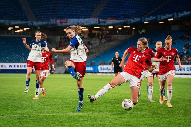 Google Pixel Womens Bundesliga Hamburger SV vs 1 FC Köln, 08 12 2025 Melanie Brunnthaler Hamburger SV, 11 vs Celina Degen 1 FC Köln, 5 Soccer, Google Pixel Womens Bundesliga, 12 Matchday Hamburger SV vs 1 FC Köln on 08 12 2025 at Volksparkstadion, Hamburg DFB REGULATIONS PROHIBIT ANY USE OF PHOTOGRAPHS AS IMAGE SEQUENCES AND OR QUASI VIDEO Copyright: xBEAUTIFULxSPORTS Tonhäuserx
