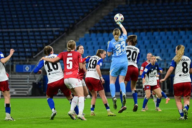 Soccer I Women I Season 2025 2026 I Bundesliga I 12 Matchday I Hamburger SV 1 FC Köln I 08 12 2025 Fistball Larissa Haidner 33, Hamburger SV Hamburg Volkspark, Volksparkstadion, Stadium, Volkspark Stadion Hamburg Germany Copyright: xLobeca FelixxSchlikisx