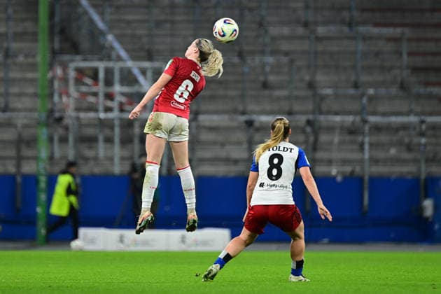 Soccer I Women I Season 2025 2026 I Bundesliga I 12 Matchday I Hamburger SV 1 FC Köln I 08 12 2025 Sandra Maria Jessen 6, 1 FC Köln Svea Stoldt 8, Hamburger SV Hamburg Volkspark, Volksparkstadion, Stadion, Volkspark Stadion Hamburg Germany Copyright: xLobeca FelixxSchlikisx