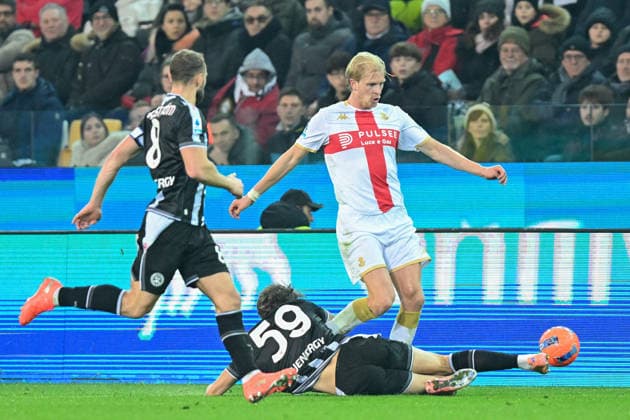 GenoaÕs Morten Thorsby fights for the ball with UdineseÕs Alessandro Zanoli during the Serie A soccer match between Udinese and Genoa at the Bluenergy Stadium in Udine, Italy - Monday, December 08, 2025. - Soccer .  Copyright: xTanoxPecoraro LaPressex