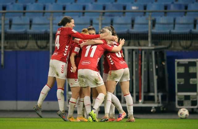 Photo Goal celebration for the Cologne women after Adriana ACHCINSKAs goal to make it 1 3 Soccer Pixel Bundesliga Women on Mon 08 12 2025 12 Matchday Hamburger SV 1 FC Köln