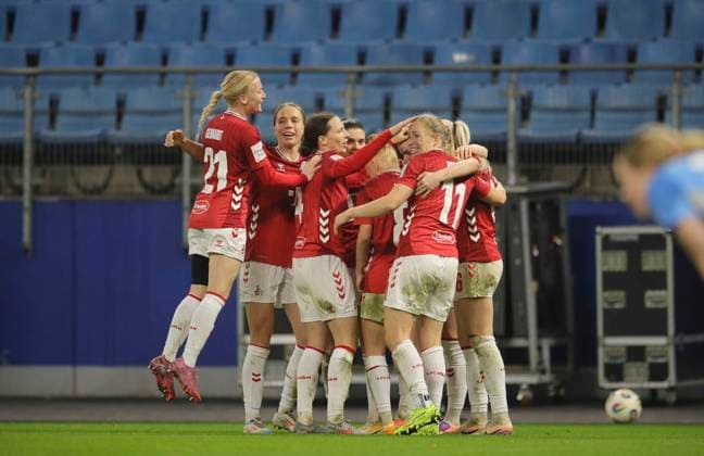 Photo Goal celebration for the Cologne women after Adriana ACHCINSKAs goal to make it 1 3 Soccer Pixel Bundesliga Women on Mon 08 12 2025 12 Matchday Hamburger SV 1 FC Köln