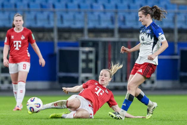 from left Pauline Bremer 1 FC Köln, 11 and Pauline Machtens Hamburger SV, 28 in a duel, dynamic, action, action, game scene, THE DFB REGULATIONS PROHIBIT ANY USE OF PHOTOGRAPHS AS IMAGE SEQUENCES AND OR QUASI VIDEO , 08 12 2025, Hamburg Germany , Football, Google Pixel Womens Bundesliga, Hamburger SV 1 FC Köln xobx
