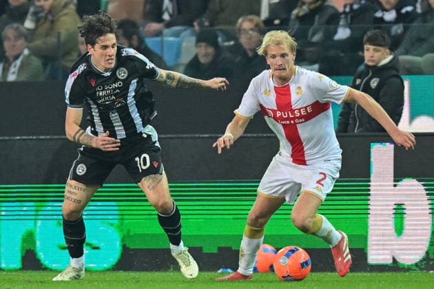 Genoa™s Morten Thorsby fights for the ball with Udinese™s NicolÃ² Zaniolo during the Serie A soccer match between Udinese and Genoa at the Bluenergy Stadium in Udine, Italy - Monday, December 08, 2025. - Soccer .  Copyright: xTanoxPecoraro LaPressex
