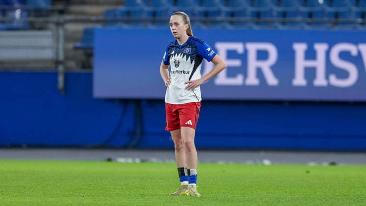Victoria Schulz Hamburger SV, 19 disappointed about the defeat, disappointment after the final whistle, final whistle, highlight, loser, lost, frustration, pessimistic, sad, THE DFB REGULATIONS PROHIBIT ANY USE OF PHOTOGRAPHS AS IMAGE SEQUENCES AND OR QUASI VIDEO , 08 12 2025, Hamburg Germany , Football, Google Pixel Womens Bundesliga, Hamburger SV 1 FC Köln xobx