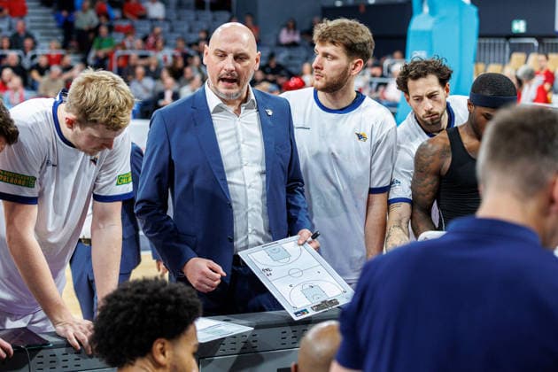 Przemyslaw Frasunkiewicz Rostock Seawolves, Coach , Timeout, Team, Crew, BMA365 Bamberg Baskets vs Rostock Seawolves, Basketball, easyCredit BBL, Matchday 9, 08 12 2025 BMA365 Bamberg Baskets vs Rostock Seawolves, Basketball, easyCredit BBL, Matchday 9, 08 12 2025 Bamberg Copyright: xEibner-Pressefoto G.xSantemizx EP_EER