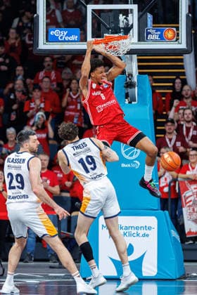 Demarcus Demonia BMA365 Bamberg Baskets, 08 , Sid Marlon Theis Rostock Seawolves, 19 , Owen Klassen Rostock Seawolves, 29 , BMA365 Bamberg Baskets vs Rostock Seawolves, Basketball, easyCredit BBL, 9 Matchday, 08 12 2025 BMA365 Bamberg Baskets vs Rostock Seawolves, Basketball, easyCredit BBL, 9 Matchday, 08 12 2025 Bamberg Copyright: xEibner-Pressefoto G.xSantemizx EP_EER