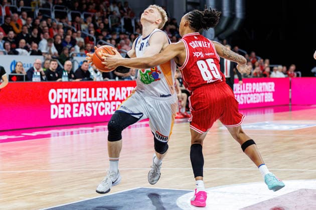 Lukasz Kolenda Rostock Seawolves, 10 , Austin Crowley BMA365 Bamberg Baskets, 85 , BMA365 Bamberg Baskets vs Rostock Seawolves, Basketball, easyCredit BBL, Matchday 9, 08 12 2025 BMA365 Bamberg Baskets vs Rostock Seawolves, Basketball, easyCredit BBL, Matchday 9, 08 12 2025 Bamberg Copyright: xEibner-Pressefoto G.xSantemizx EP_EER
