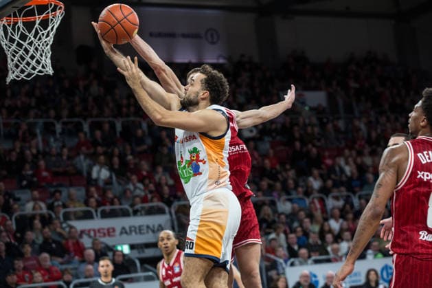 Bamberg, Germany 08 December 2025 1 BBL 2025 2026 BMA365 Bamberg Baskets vs Rostock Seawolves In the picture Elias Baggette Rostock moves to the basket Brose Arena Bayern Copyright: xFotostandx xSchmittx