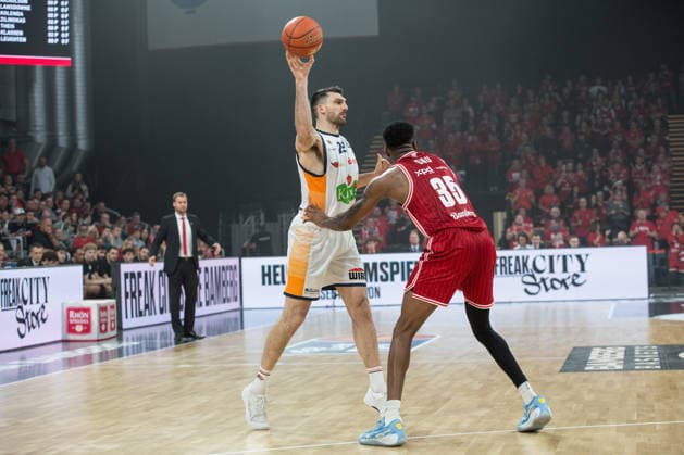 Bamberg, Germany 08 December 2025 1 BBL 2025 2026 BMA365 Bamberg Baskets vs Rostock Seawolves In the picture Owen Klassen Rostock vs Ejiofor Onu Bamberg Brose Arena Bayern Copyright: xFotostandx xSchmittx