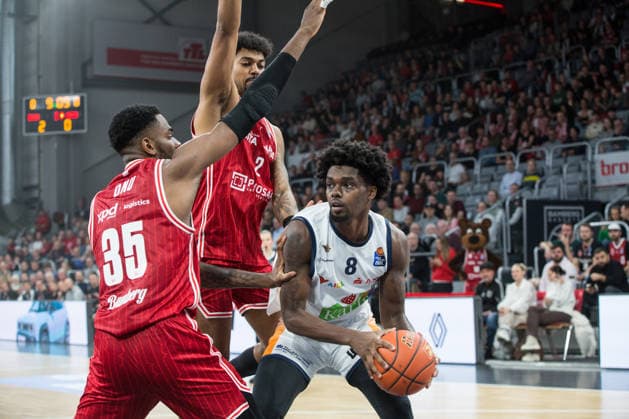Bamberg, Germany 08 December 2025 1 BBL 2025 2026 BMA365 Bamberg Baskets vs Rostock Seawolves Pictured from left Ejiofor Onu Bamberg , Ibi Watson Bamberg and Kassim Nicholson Rostock Brose Arena Bayern Copyright: xFotostandx xSchmittx