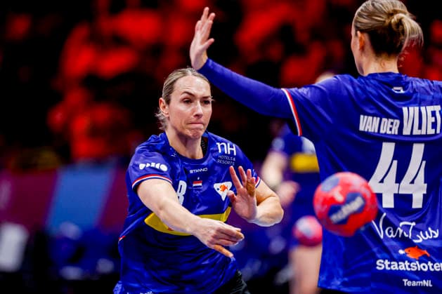 27th IHF Women s Handball World Championship, WM, Weltmeisterschaft - Netherlands vs France, Netherlands Lois Abbingh of the Netherlands warms up during the 27th IHF Women s Handball World Championship match between Netherlands and France at the Ahoy in Rotterdam, Netherlands, December 08, 2025. Rotterdam Netherlands  Copyright: xMatrixxImagesx xMarcelxterxBalsx