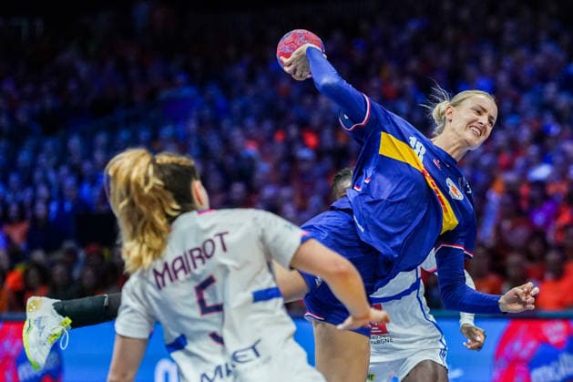 2025-12-08 Netherlands v France - IHF World Women s Handball Championship ROTTERDAM, NETHERLANDS - DECEMBER 8: Clarisse Mairot of France, Kelly Dulfer of the Netherlands during the IHF World Women s Handball Championship match between Netherlands and France at Ahoy on December 8, 2025 in Rotterdam, Netherlands. Rotterdam Ahoy Netherlands Content not available for redistribution in The Netherlands directly or indirectly through any third parties. Copyright: xHenkxSeppenx