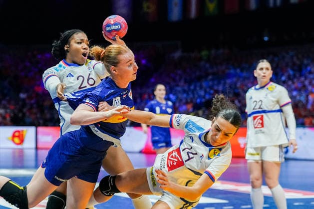 2025-12-08 Netherlands v France - IHF World Women s Handball Championship ROTTERDAM, NETHERLANDS - DECEMBER 8: Pauletta Foppa of France, Dione Housheer of the Netherlands, Nina Dury of France during the IHF World Women s Handball Championship match between Netherlands and France at Ahoy on December 8, 2025 in Rotterdam, Netherlands. Rotterdam Ahoy Netherlands Content not available for redistribution in The Netherlands directly or indirectly through any third parties. Copyright: xHenkxSeppenx