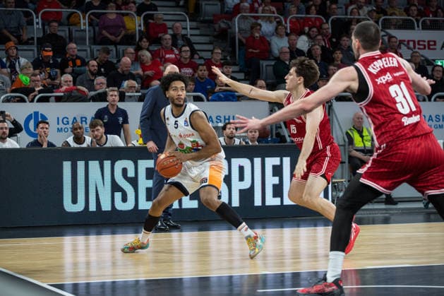 Bamberg, Germany 08 December 2025 1 BBL 2025 2026 BMA365 Bamberg Baskets vs Rostock Seawolves In the picture D Shwan Schwartz Rostock vs Adrian Petkovic Bamberg Brose Arena Bayern Copyright: xFotostandx xSchmittx