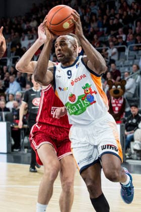 Bamberg, Germany 08 December 2025 1 BBL 2025 2026 BMA365 Bamberg Baskets vs Rostock Seawolves In the picture DeAndre Lansdowne Rostock moves through the Bamberg defense Brose Arena Bayern Copyright: xFotostandx xSchmittx