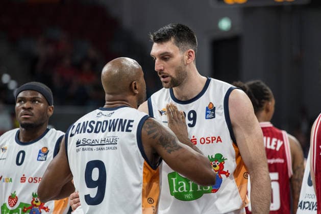 Bamberg, Germany 08 December 2025 1 BBL 2025 2026 BMA365 Bamberg Baskets vs Rostock Seawolves In the picture from left in conversation DeAndre Lansdowne Rostock and Owen Klassen Rostock Brose Arena Bayern Copyright: xFotostandx xSchmittx