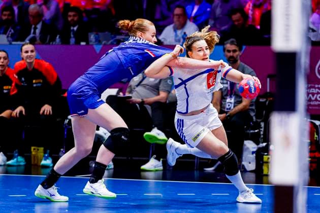 Clarisse Mairot of France and Dione Housheer of the Netherlands fight for the ball Netherlands v France, 27th IHF Women s Handball World Championship, WM, Weltmeisterschaft - Main Round, Netherlands v France, Ahoy, December 8, 2025, Rotterdam, Netherlands.