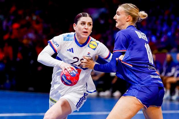 Tamara Horacek of France and Kelly Dulfer of the Netherlands fight for the ball Netherlands v France, 27th IHF Women s Handball World Championship, WM, Weltmeisterschaft - Main Round, Netherlands v France, Ahoy, December 8, 2025, Rotterdam, Netherlands.
