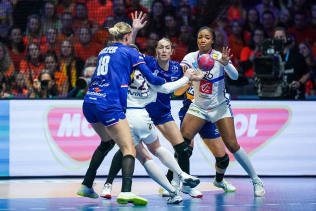 2025-12-08 Netherlands v France - IHF World Women s Handball Championship ROTTERDAM, NETHERLANDS - DECEMBER 8: Kelly Dulfer of the Netherlands, Tamara Horacek of France, Lois Abbingh of The Netherlands, Pauletta Foppa of France during the IHF World Women s Handball Championship match between Netherlands and France at Ahoy on December 8, 2025 in Rotterdam, Netherlands. Rotterdam Ahoy Netherlands Content not available for redistribution in The Netherlands directly or indirectly through any third parties. Copyright: xHenkxSeppenx