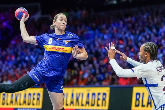 2025-12-08 Netherlands v France - IHF World Women s Handball Championship ROTTERDAM, NETHERLANDS - DECEMBER 8: Lois Abbingh of The Netherlands, Orlane Kanor of France during the IHF World Women s Handball Championship match between Netherlands and France at Ahoy on December 8, 2025 in Rotterdam, Netherlands. Rotterdam Ahoy Netherlands Content not available for redistribution in The Netherlands directly or indirectly through any third parties. Copyright: xHenkxSeppenx