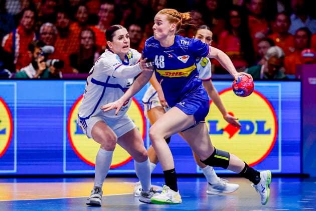 Tamara Horacek of France and Dione Housheer of the Netherlands fight for the ball Netherlands v France, 27th IHF Women s Handball World Championship, WM, Weltmeisterschaft - Main Round, Netherlands v France, Ahoy, December 8, 2025, Rotterdam, Netherlands.