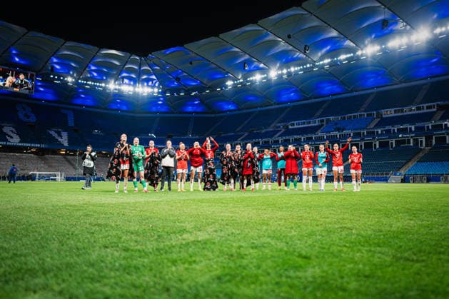 Google Pixel Frauen Bundesliga Hamburger SV vs 1 FC Köln, 08 12 2025 1 FC Köln celebrates with the fans after winning the match against HSV 1 4 Fußball, Google Pixel Frauen Bundesliga, 12 Spieltag Hamburger SV vs 1 FC Köln am 08 12 2025 im Volksparkstadion, Hamburg DFB REGULATIONS PROHIBIT ANY USE OF PHOTOGRAPHS AS IMAGE SEQUENCES AND OR QUASI VIDEO Copyright: xBEAUTIFULxSPORTS Tonhäuserx