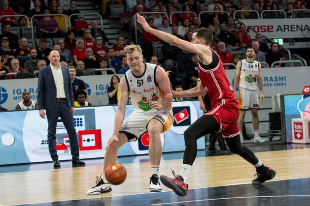 Bamberg, Germany 08 December 2025 1 BBL 2025 2026 BMA365 Bamberg Baskets vs Rostock Seawolves In the picture from left Bent Leuchten Rostock and Daniel Keppeler Bamberg Brose Arena Bayern Copyright: xFotostandx xSchmittx