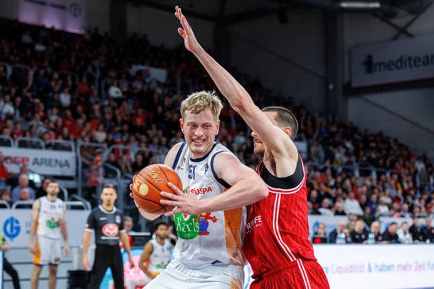 Bent Leuchten Rostock Seawolves, 51 , Daniel Keppeler BMA365 Bamberg Baskets, 31 , BMA365 Bamberg Baskets vs Rostock Seawolves, Basketball, easyCredit BBL, Matchday 9, 08 12 2025 BMA365 Bamberg Baskets vs Rostock Seawolves, Basketball, easyCredit BBL, Matchday 9, 08 12 2025 Bamberg Copyright: xEibner-Pressefoto G.xSantemizx EP_EER