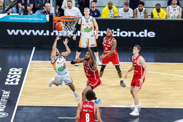 Elias Baggette Rostock Seawolves, 04 , Ejiofor Onu BMA365 Bamberg Baskets, 35 , BMA365 Bamberg Baskets vs Rostock Seawolves, Basketball, easyCredit BBL, 9 Matchday, 08 12 2025 BMA365 Bamberg Baskets vs Rostock Seawolves, Basketball, easyCredit BBL, 9 Matchday, 08 12 2025 Bamberg Copyright: xEibner-Pressefoto G.xSantemizx EP_EER