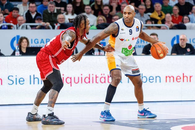 Cobe Williams BMA365 Bamberg Baskets, 24 , DeAndre Lansdowne Rostock Seawolves, 09 , BMA365 Bamberg Baskets vs Rostock Seawolves, Basketball, easyCredit BBL, Matchday 9, 08 12 2025 BMA365 Bamberg Baskets vs Rostock Seawolves, Basketball, easyCredit BBL, Matchday 9, 08 12 2025 Bamberg Copyright: xEibner-Pressefoto G.xSantemizx EP_EER