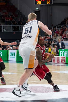 Bamberg, Germany 08 December 2025 1 BBL 2025 2026 BMA365 Bamberg Baskets vs Rostock Seawolves In the picture from left Bent Leuchten Rostock and Cobe Williams Bamberg Brose Arena Bayern Copyright: xFotostandx xSchmittx