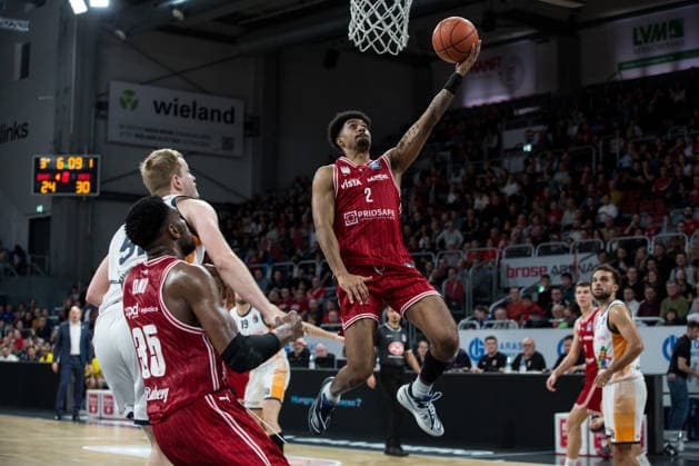 Bamberg, Germany 08 December 2025 1 BBL 2025 2026 BMA365 Bamberg Baskets vs Rostock Seawolves In the picture from left Ejiofor Onu Bamberg , Bent Leuchten Rostock and Ibi Watson Bamberg who moves to the basket Brose Arena Bayern Copyright: xFotostandx xSchmittx