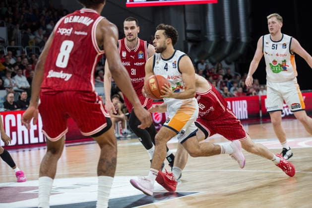 Bamberg, Germany 08 December 2025 1 BBL 2025 2026 BMA365 Bamberg Baskets vs Rostock Seawolves In the picture Elias Baggette Rostock moves through the Bamberg zone Brose Arena Bayern Copyright: xFotostandx xSchmittx