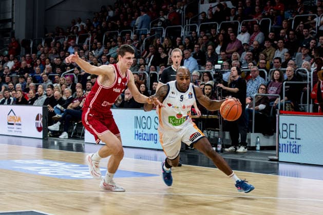 Bamberg, Germany 08 December 2025 1 BBL 2025 2026 BMA365 Bamberg Baskets vs Rostock Seawolves Pictured from left Richard Balint Bamberg and DeAndre Lansdowne Rostock Brose Arena Bayern Copyright: xFotostandx xSchmittx