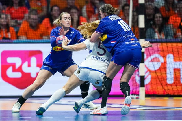2025-12-08 Netherlands v France - IHF World Women s Handball Championship ROTTERDAM, NETHERLANDS - DECEMBER 8: Nikita van der Vliet of the Netherlands, Clarisse Mairot of France, Merel Freriks of the Netherlands during the IHF World Women s Handball Championship match between Netherlands and France at Ahoy on December 8, 2025 in Rotterdam, Netherlands. Rotterdam Ahoy Netherlands Content not available for redistribution in The Netherlands directly or indirectly through any third parties. Copyright: xHenkxSeppenx