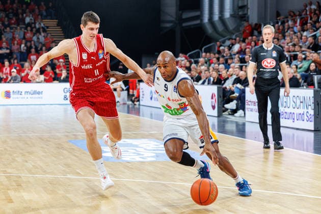 Richard Balint BMA365 Bamberg Baskets, 11 , DeAndre Lansdowne Rostock Seawolves, 09 , BMA365 Bamberg Baskets vs Rostock Seawolves, Basketball, easyCredit BBL, Matchday 9, 08 12 2025 BMA365 Bamberg Baskets vs Rostock Seawolves, Basketball, easyCredit BBL, Matchday 9, 08 12 2025 Bamberg Copyright: xEibner-Pressefoto G.xSantemizx EP_EER