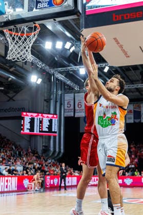 Richard Balint BMA365 Bamberg Baskets, 11 , Elias Baggette Rostock Seawolves, 04 , BMA365 Bamberg Baskets vs Rostock Seawolves, Basketball, easyCredit BBL, Matchday 9, 08 12 2025 BMA365 Bamberg Baskets vs Rostock Seawolves, Basketball, easyCredit BBL, Matchday 9, 08 12 2025 Bamberg Copyright: xEibner-Pressefoto G.xSantemizx EP_EER