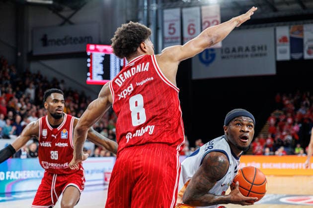 Demarcus Demonia BMA365 Bamberg Baskets, 08 , TJ Crockett Jr Rostock Seawolves, 00 , BMA365 Bamberg Baskets vs Rostock Seawolves, Basketball, easyCredit BBL, Matchday 9, 08 12 2025 BMA365 Bamberg Baskets vs Rostock Seawolves, Basketball, easyCredit BBL, Matchday 9, 08 12 2025 Bamberg Copyright: xEibner-Pressefoto G.xSantemizx EP_EER