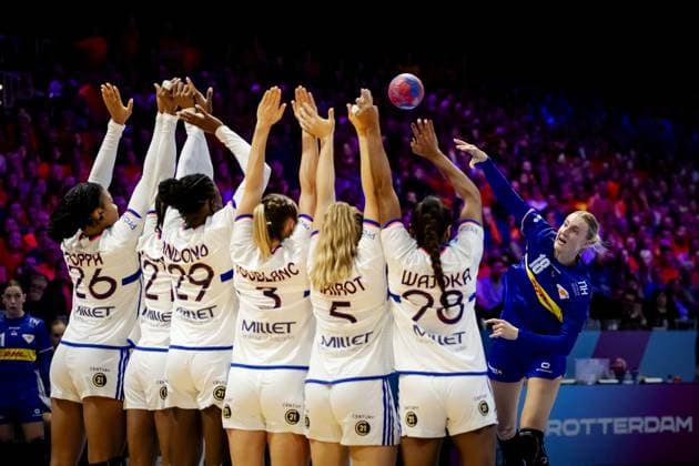 ROTTERDAM - Merel Freriks (NED) during the group match between France and the Netherlands in the main round of the World Handball Championship in Ahoy Rotterdam. ANP ROBIN VAN LONKHUIJSEN xVIxANPxSportx xxANPxIVx 544320008 originalFilename: 544320008.jpg